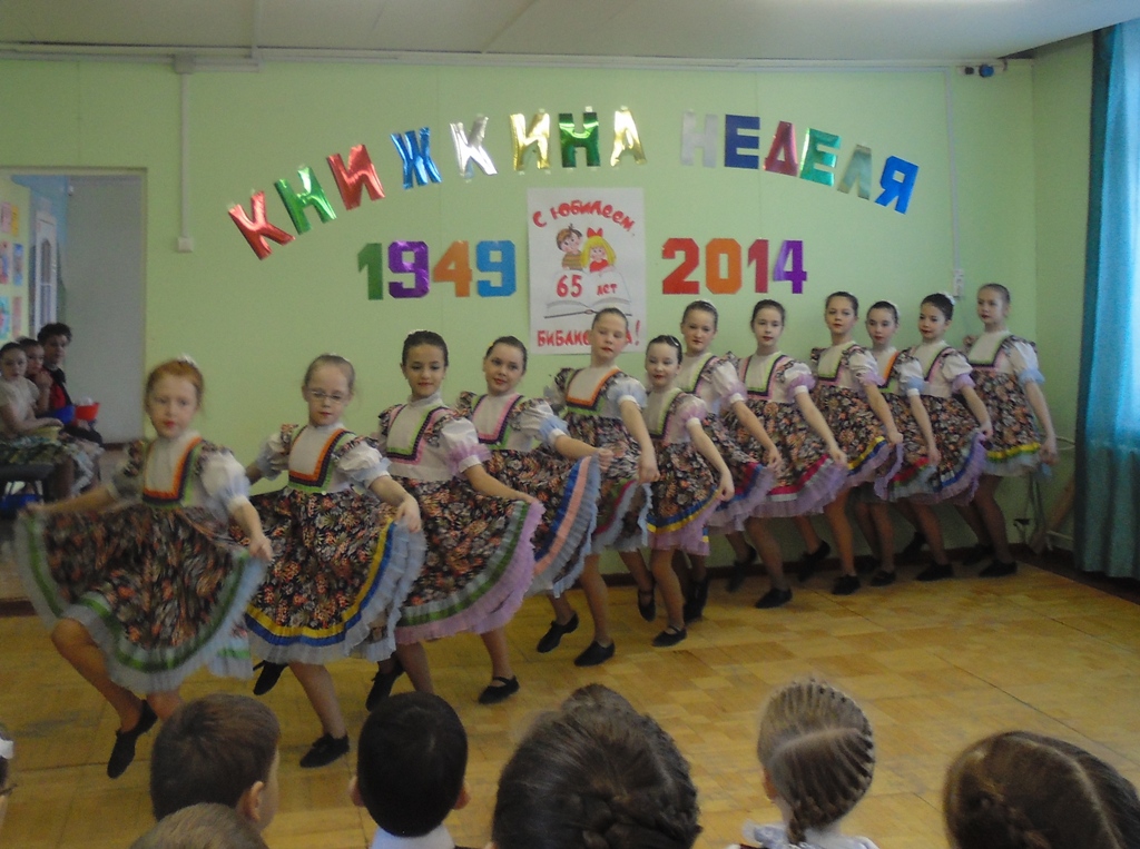 Танцют девочки из студии народного танца ДЮЦ Радуга под руководством Ф.Е. Нешатаевой
