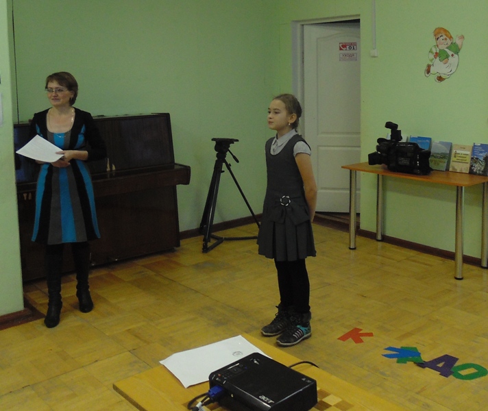 Зубова Юля - победитель конкурса чтецов читает стихотворение на празднике