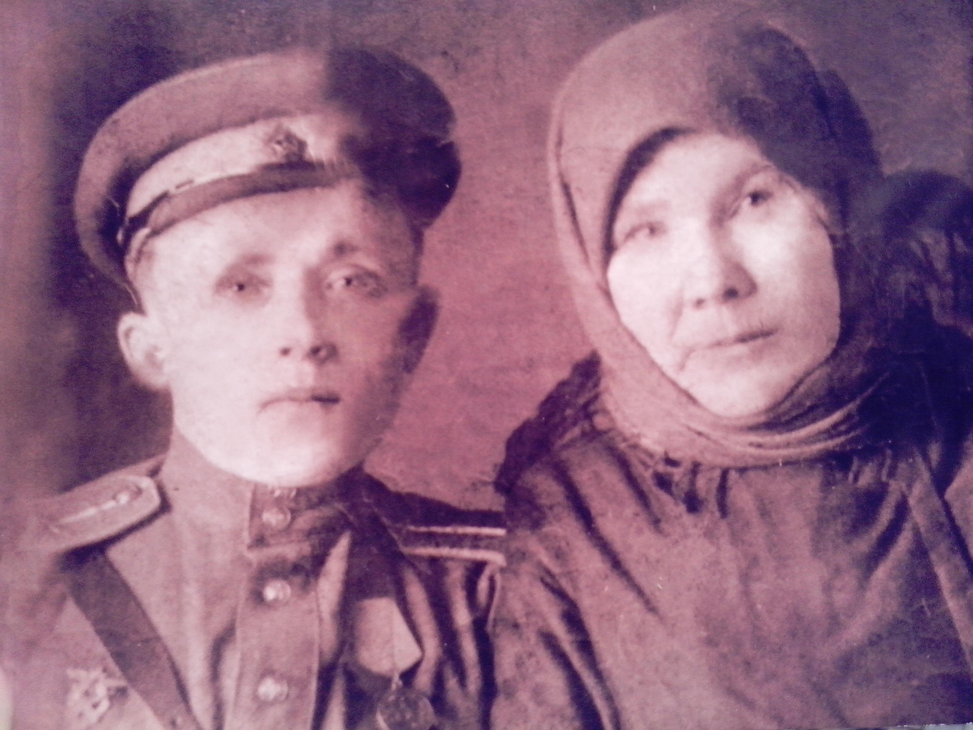 Хозяшев Василий Мокеевич и его мама - Хозяшева Афимья Петровна (1943 год)