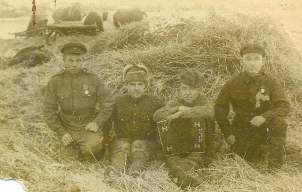 Фронтовая жизнь 28 ноября 1944 г. 1-й слева Вилесов Константин, 2-й Щербаков (Смоленск), 3-й Куляпин (Молотовъ), 4-й Кодопков (Смоленск)