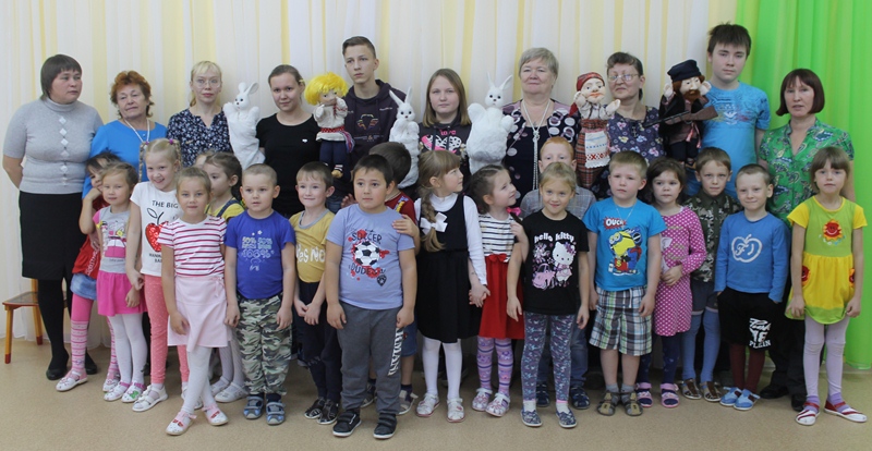 Актеры и зрители в Кочёвском детском саду Сильканок