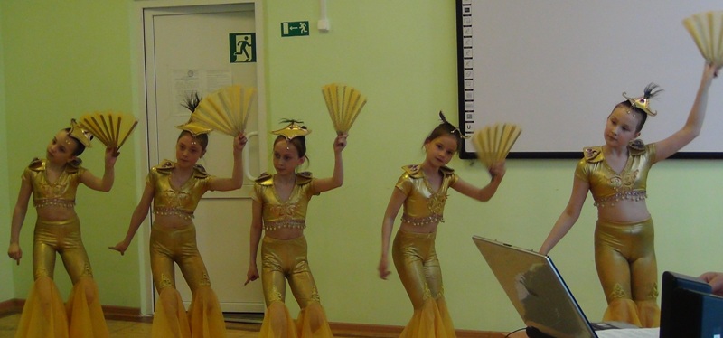 Танцуют учащиеся ДШИ г. Кудымкара