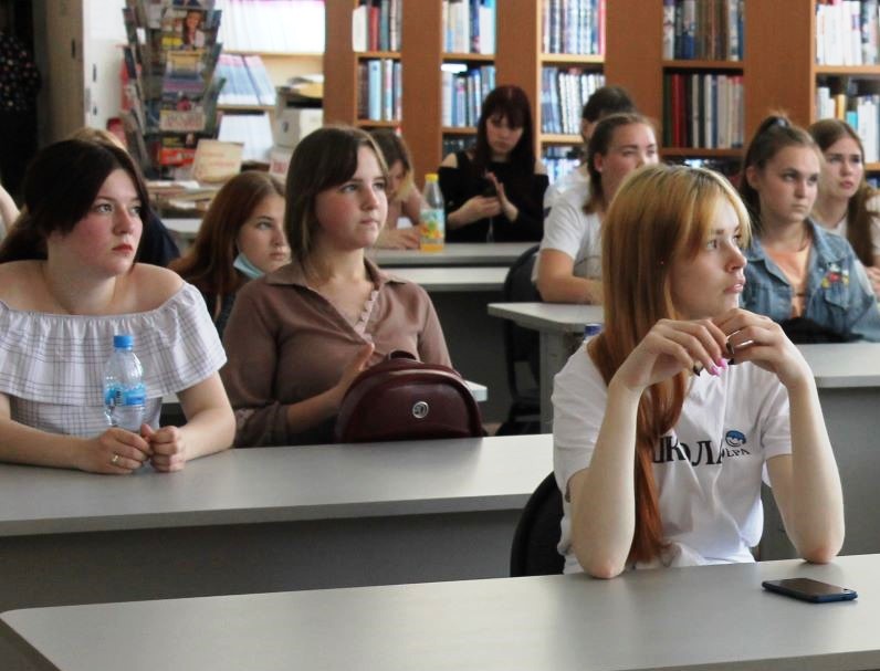 Студенты педагогического колледжа на мероприятии в библиотеке М. П. Лихачёва