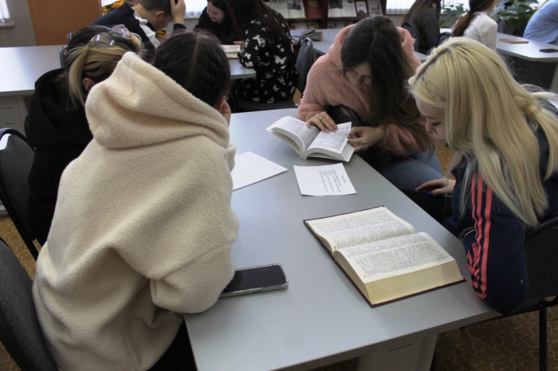 Студенты работают с коми-пермякими словарями, фото Е. Козловой