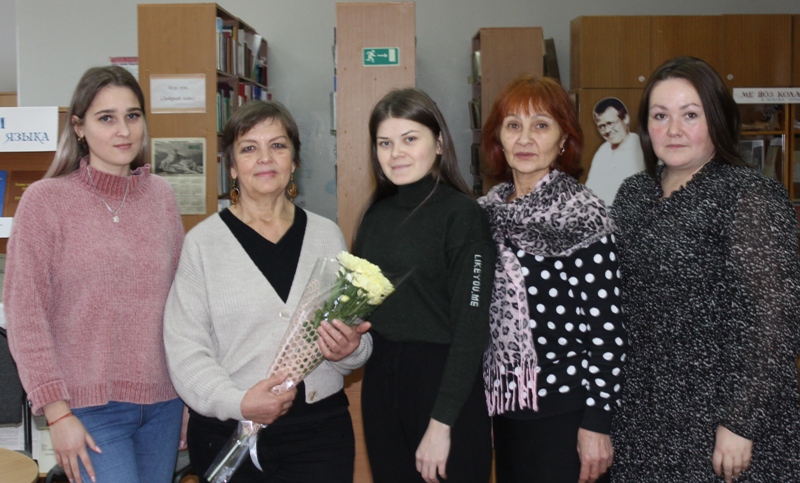 Актриса Н. Голева (вторая слева) с учащимися и педагогами агротехнического техникума г. Кудымкара