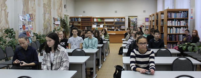 Обучающиеся КПАТ г. Кудымкара в библиотеке, фото М. И. Лесниковой