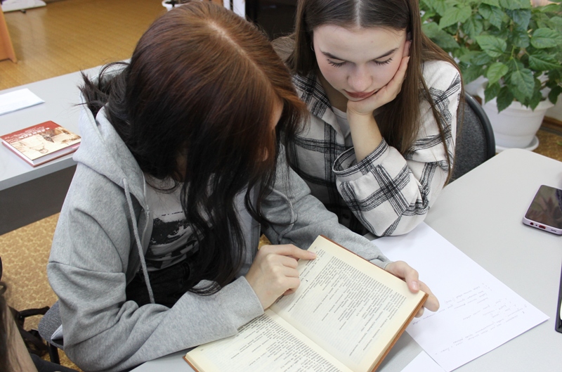 Студенты педагогического колледжа. Работа со словарями коми-пермяцкого языка, фото Е. Козловой