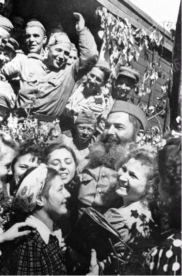 Москва, Белорусский вокзал. Май 1945 года. Встреча советских воинов-победителей. Фото С.Ситникова.