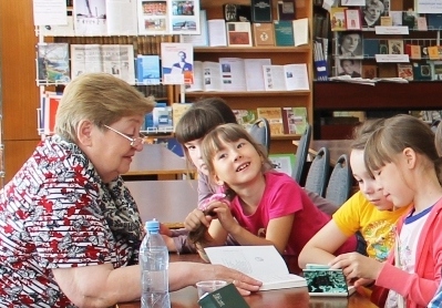 Гордеева Г.С. читает детям. 2014 год